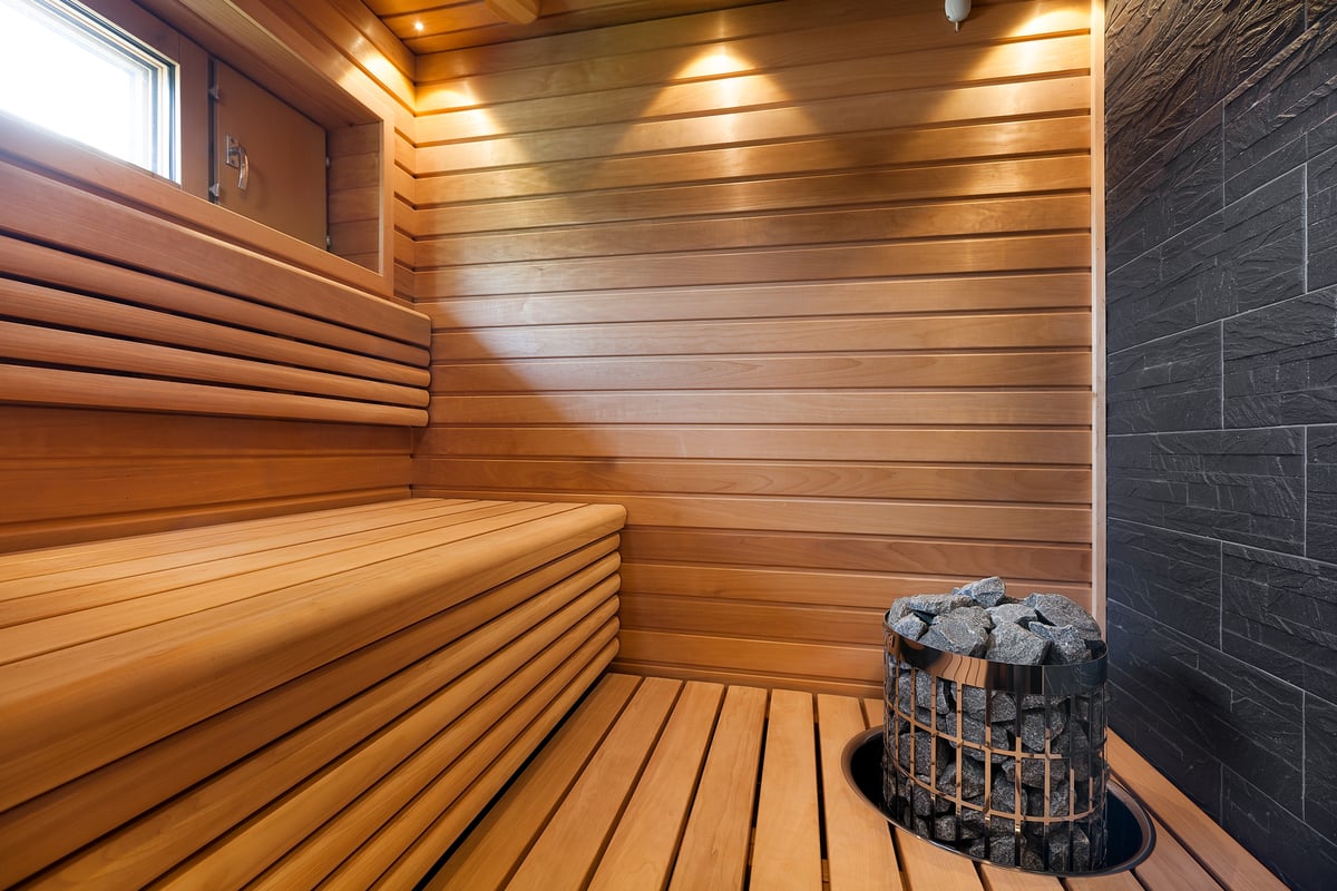 Uusi sauna integroidulla kiukaalla ja tehosteseinällä kiukaan takana