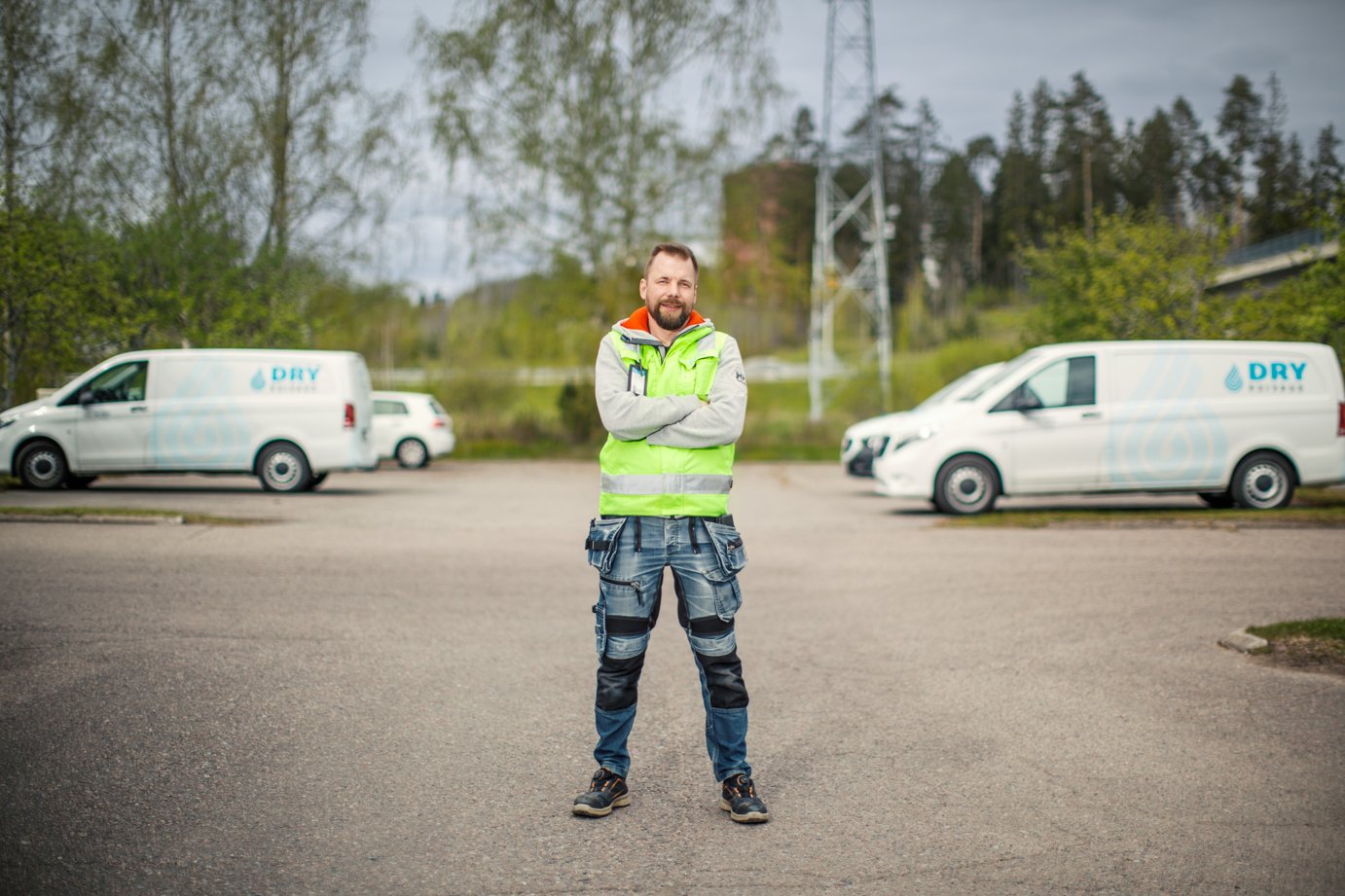 DRY Kuivaus Panu Tuoreniemi ulkona parkkipaikalla