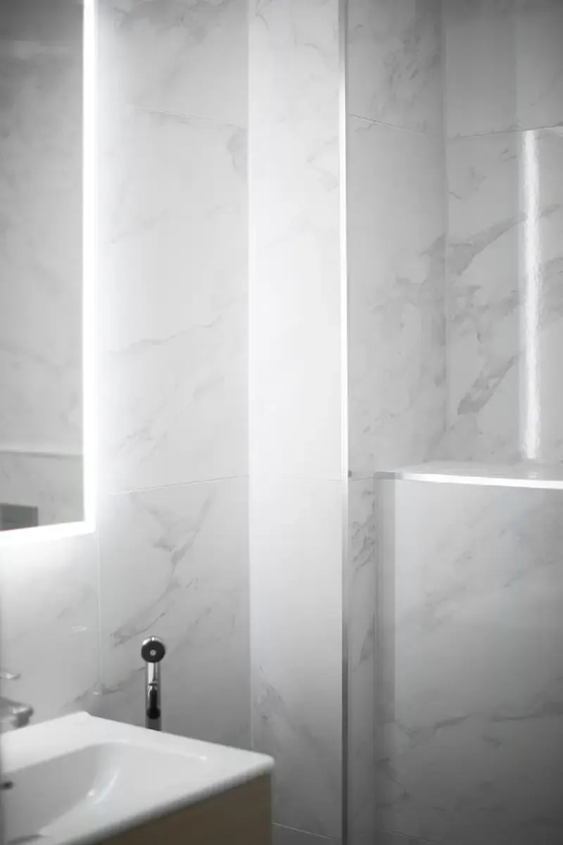 Kaunis marmorikuosinen laatoitus