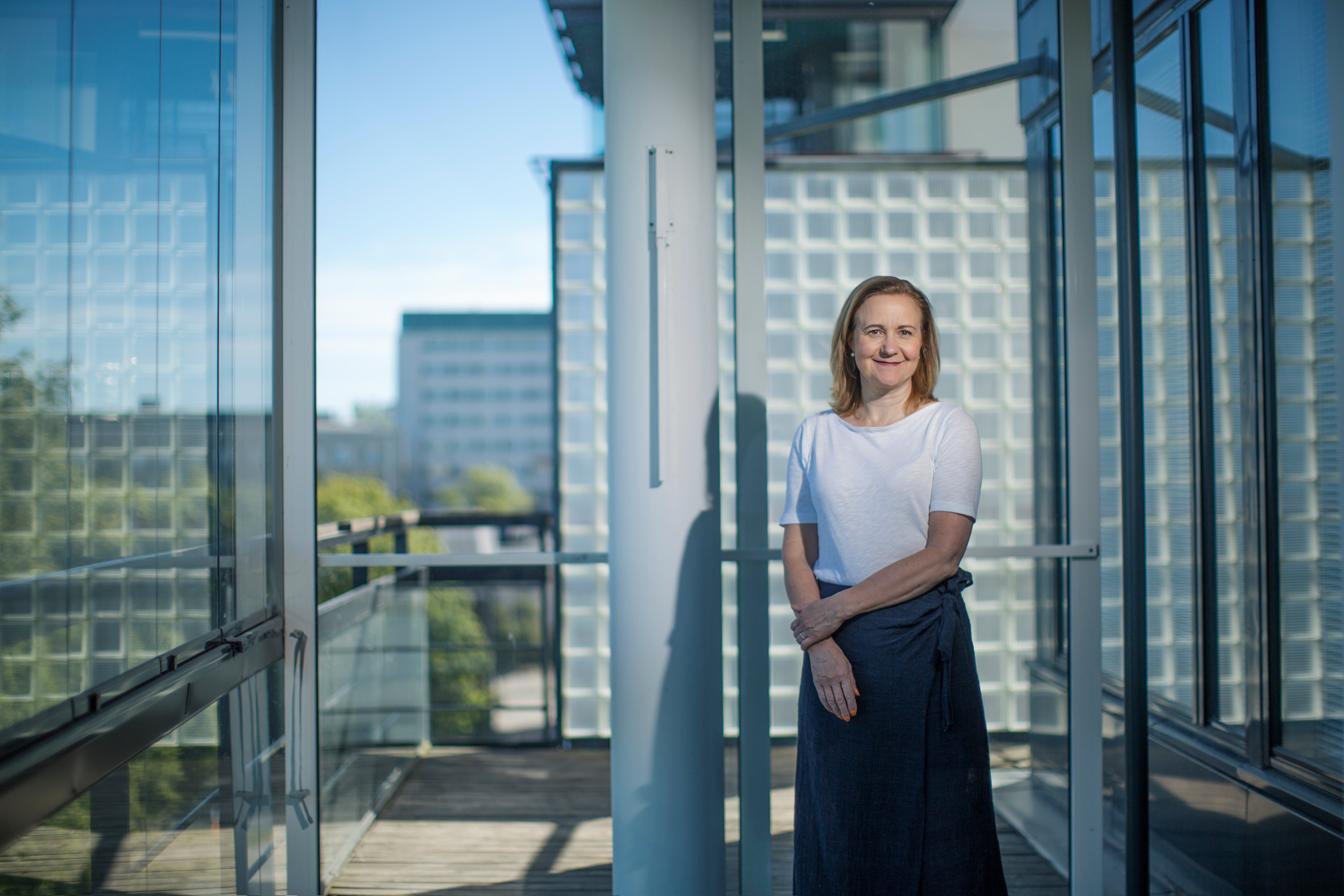 Sisustussuunnittelija Johanna Jämsä parvekkeella