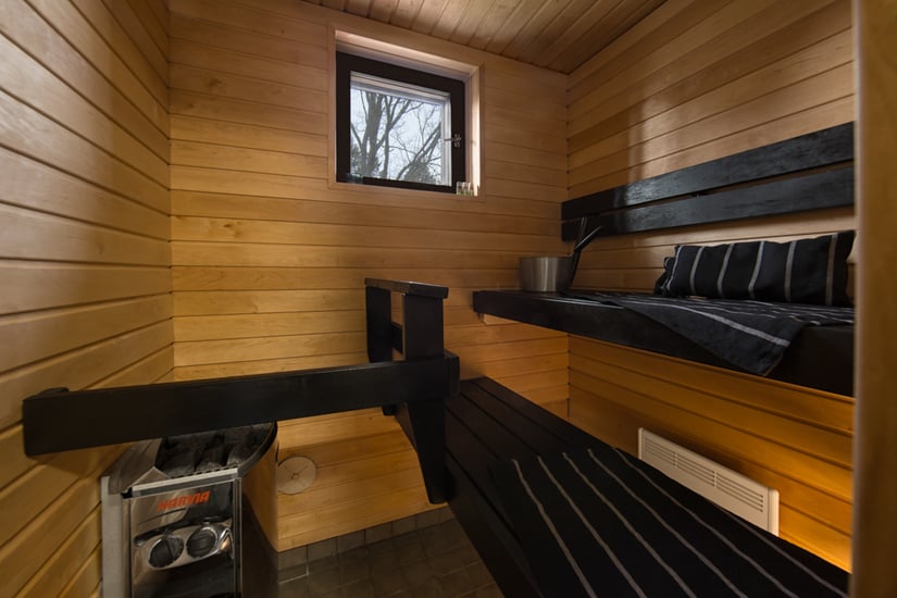 Seinäkiuas uudessa saunassa