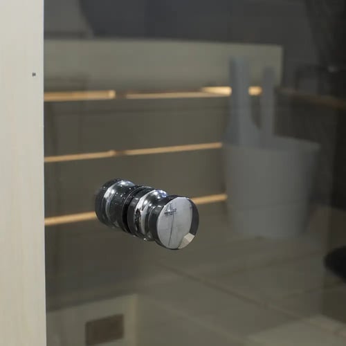 Saunan_lasiovi_valo_lauderitilän_takaa