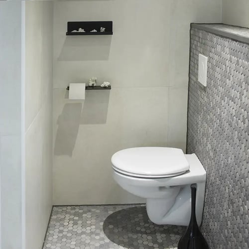 Seinä-WC ja pieni mosaiikkilaatta