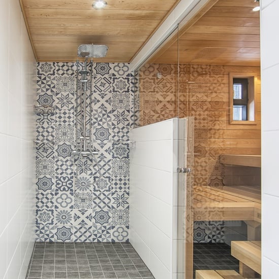 Pesuhuone ja sauna lasitetulla seinällä