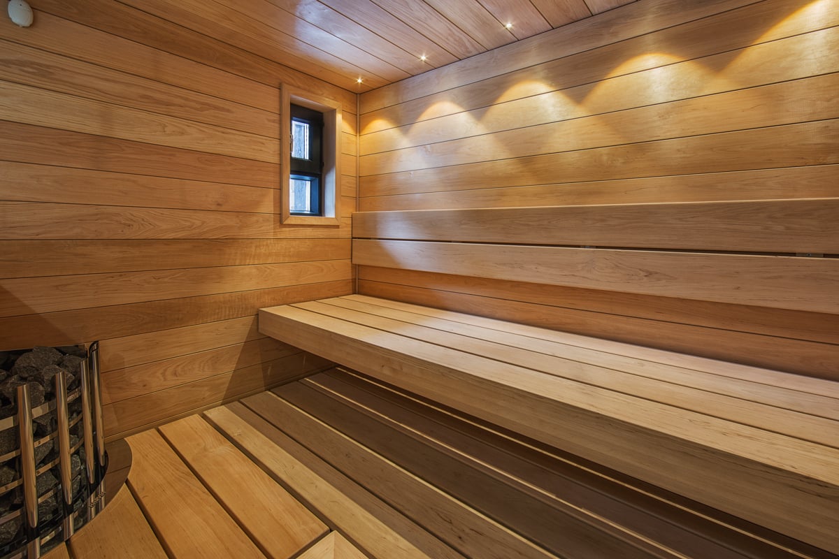 Upea sauna leveällä laudelaudalla