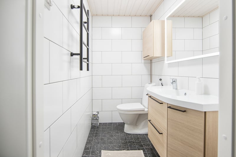Erillinen, valoisa WC-tila vaaleilla kalusteilla