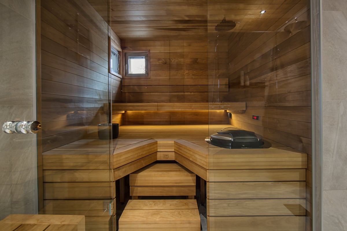 Uusittu sauna lasiseinällä