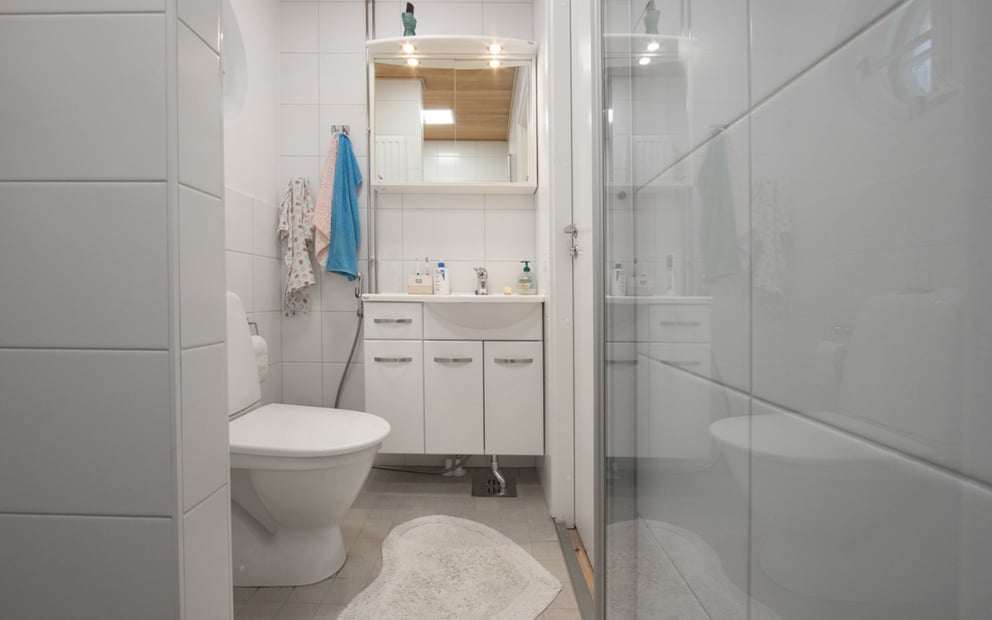 Kompakti WC vaaleilla väreillä
