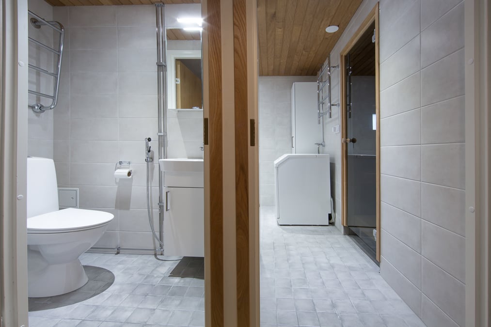 WC-tilat eriytettiin suihkutilasta väliseinällä