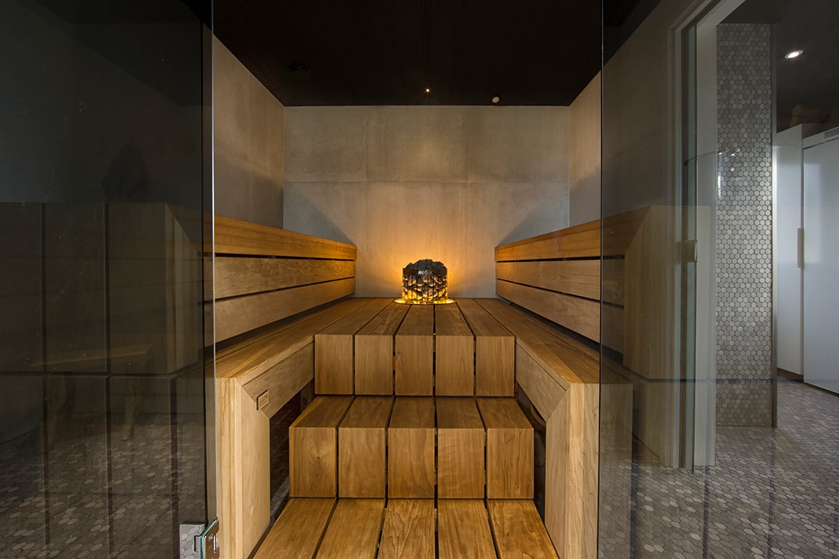 Uusi sauna integroidulla kiukaalla ja lasiseinällä