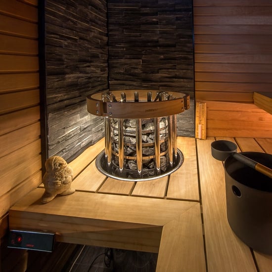 Lauteisiin upotettu pylväskiuas tyylikkäällä kiuasvalolla