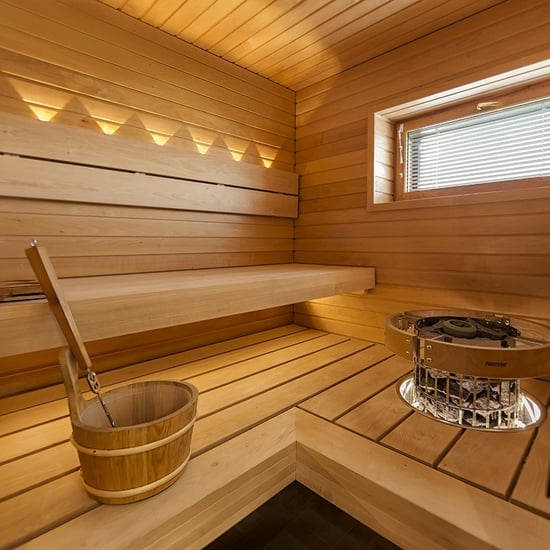 Moderni sauna LED-valaistuksella ja lauteisiin integroidulla Harvia Cilindro -sähkökiukaalla