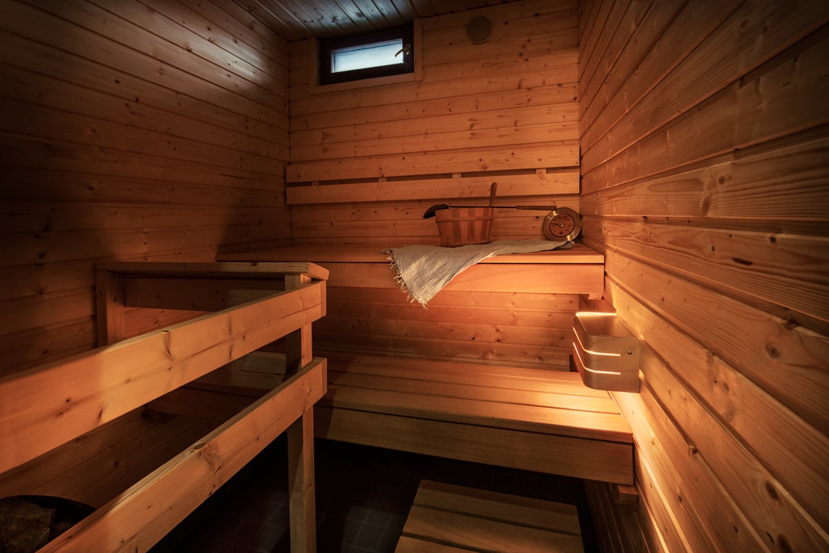 Remontoitu sauna kuusipaneeli puinen saunavalaisin