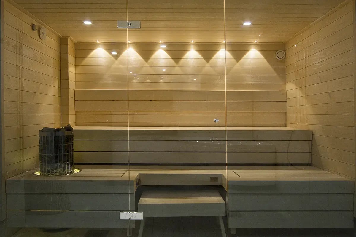 Remontoitu sauna, lasiseinä, vaalea haapapaneeli ja lauteet