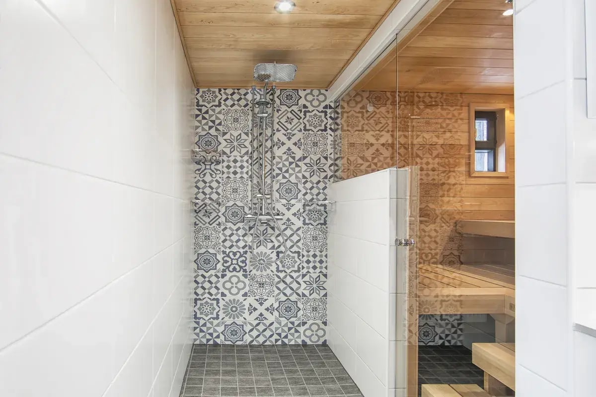 Saunan puolilasiseinä