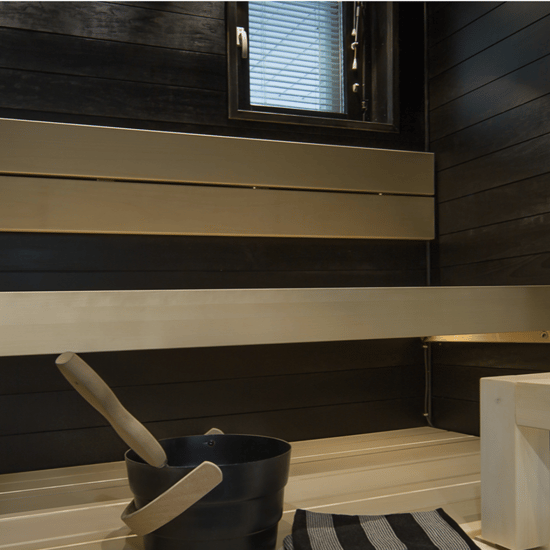 Tumma sauna vaaleilla lauteilla
