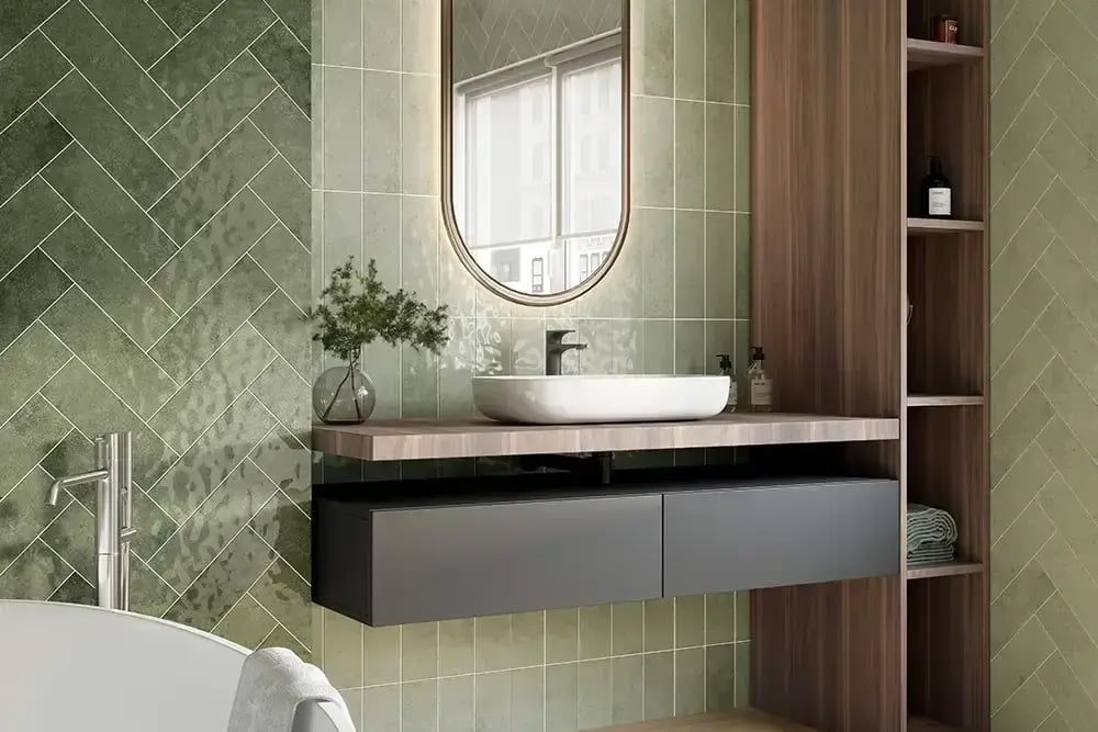 Vihreä laatta pysty- ja kalanruotoladonnalla, kylpyhuone