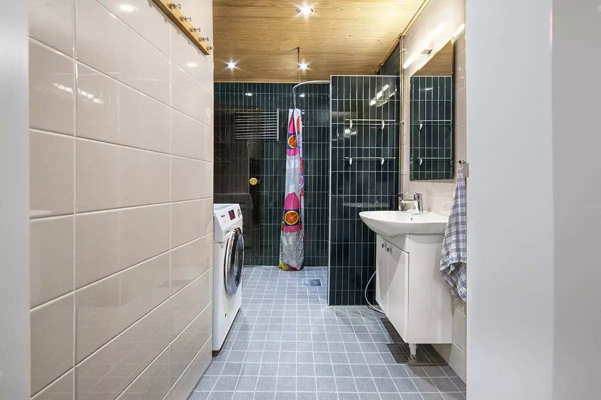 Remontoitu kylpyhuone, vihreä seinälaatta