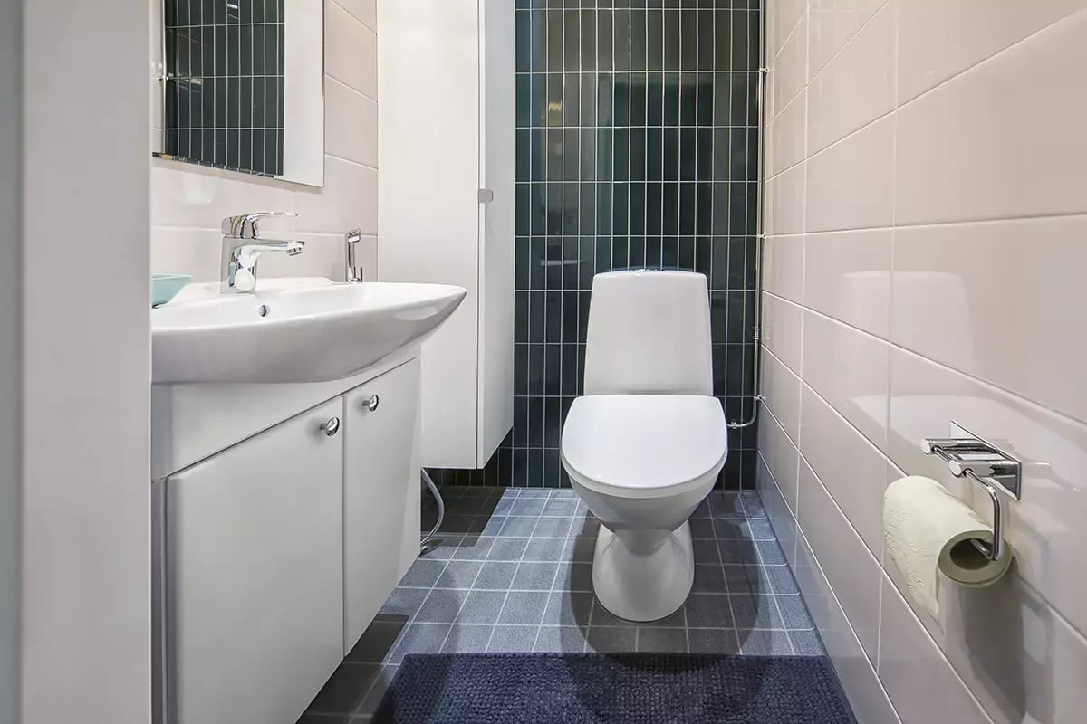 Remontoitu WC, vihreä seinälaatta