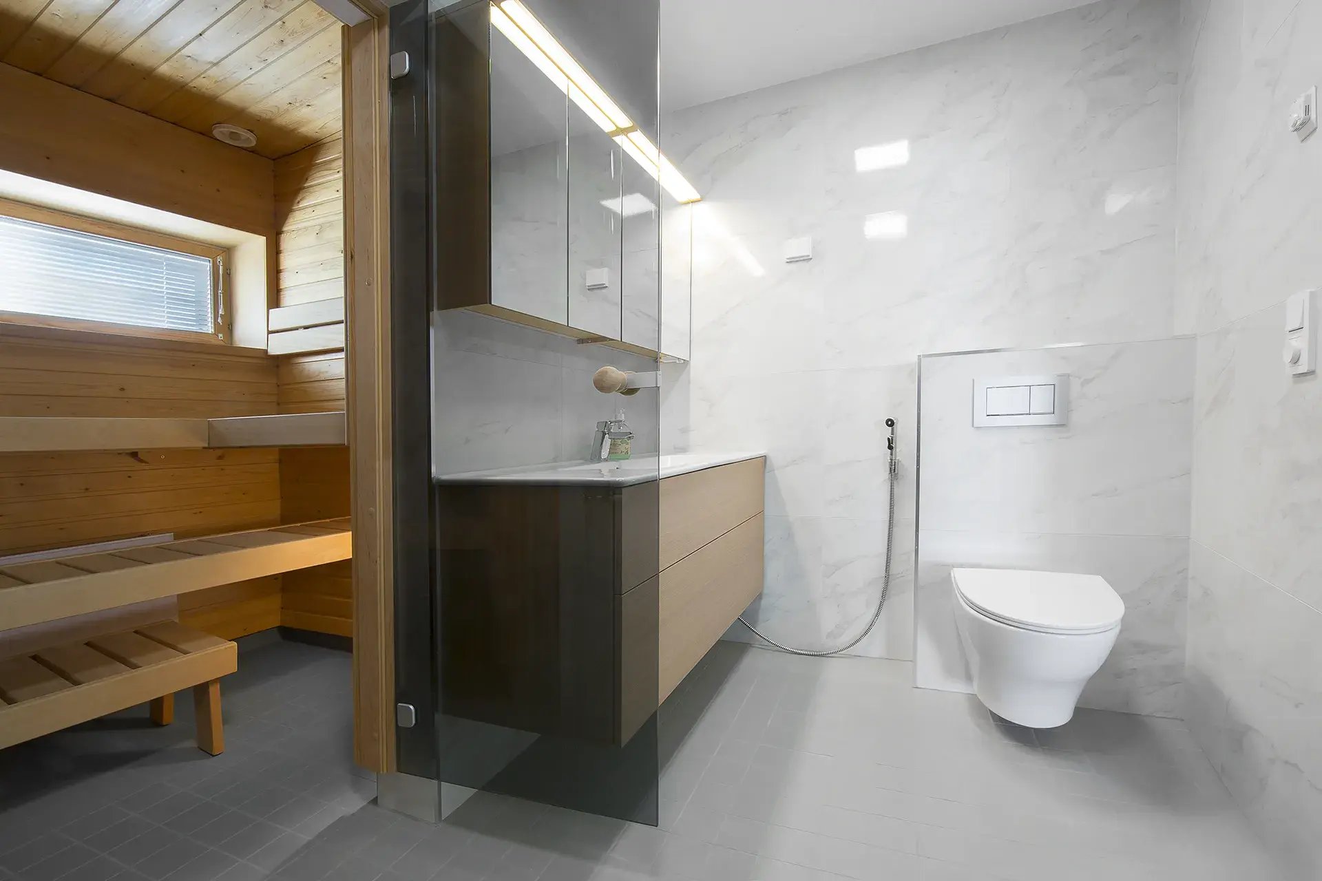 Remontoitu kylpyhuone ja saunan lattia, seinä-WC