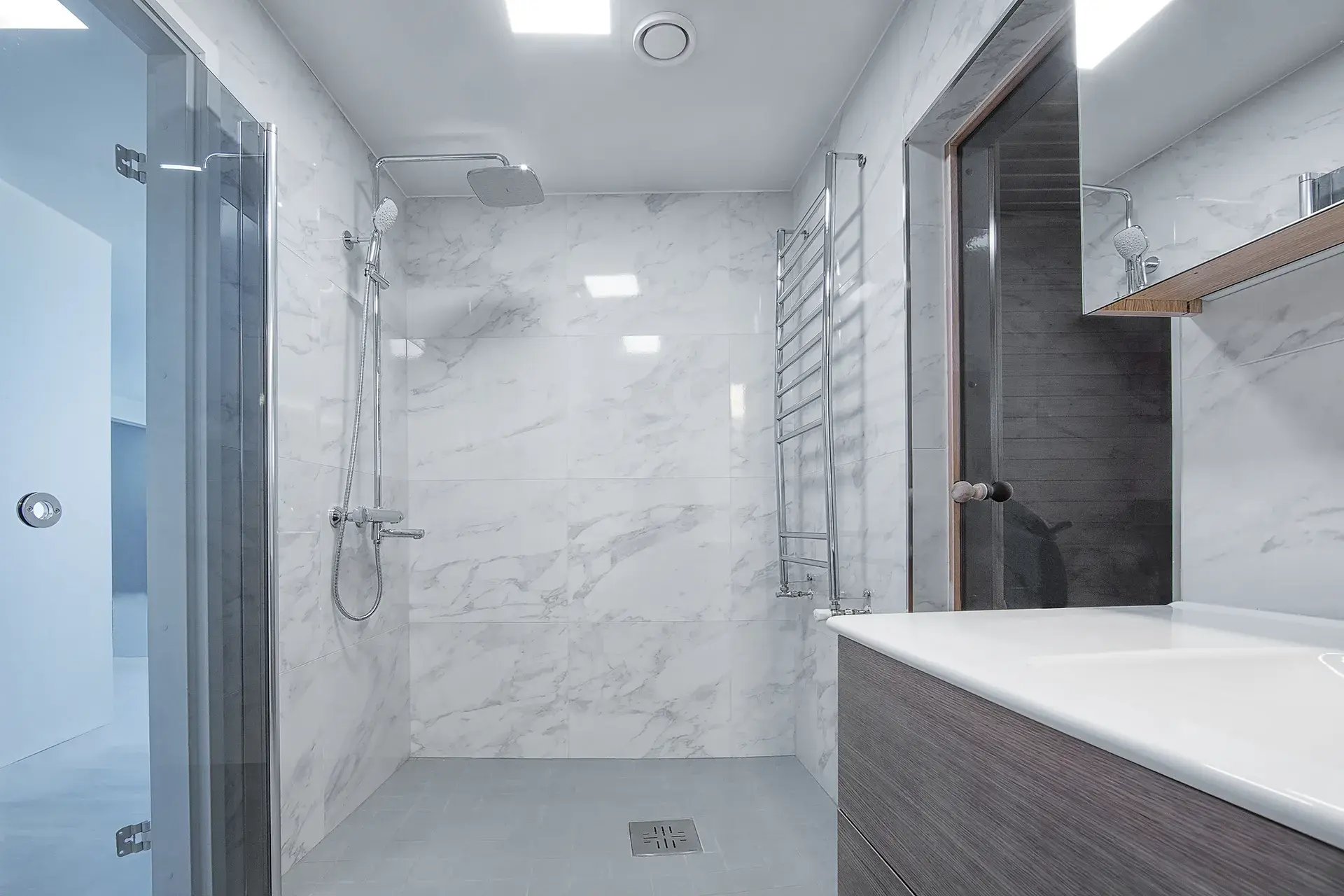 Tilava suihkunurkkaus