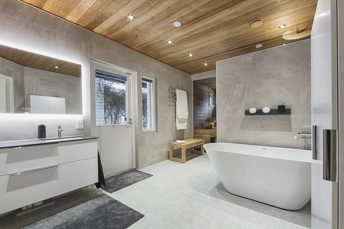 Spa-henkinen kylpyhuone harmailla 60x60 laatoilla