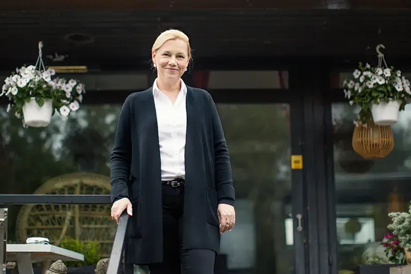 Tyytyväinen asiakas Espoosta kylpyhuoneremontin jälkeen