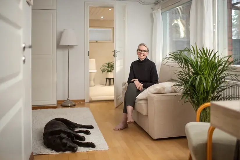 Tyytyväinen asiakas Kauniaisista kylpyhuoneremontin jälkeen