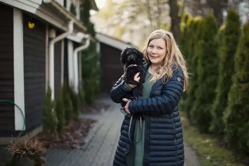 Tyytyväinen asiakas kylpyhuoneremontin jälkeen