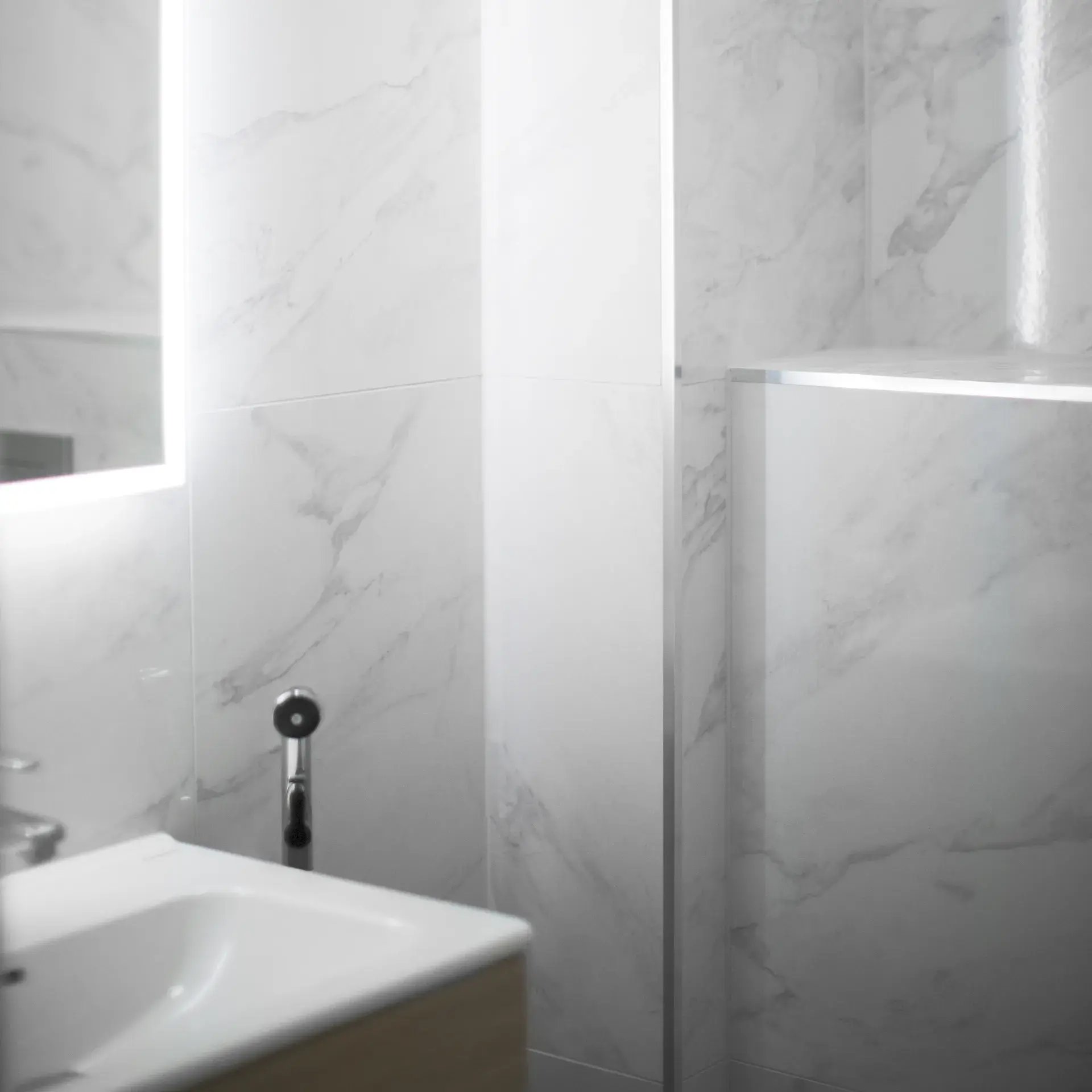 Kaunis marmorikuosinen seinälaatta WC:ssä